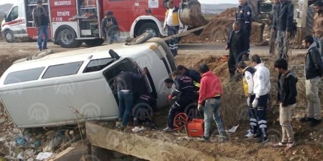 11 yaşındaki çocuğun kullandığı minibüs devrildi