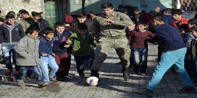 Mehmetçik Silopili çocuklarla maç yaptı