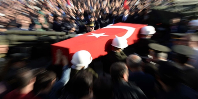 Cizre'deki binadan a��lan ate�le yaralanan asker �ehit oldu