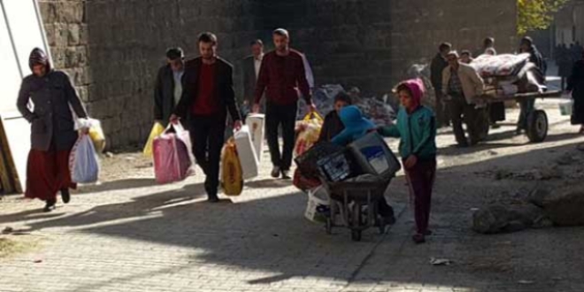 Sur'da aileler, evlerinden ayrılmayı sürdürüyor