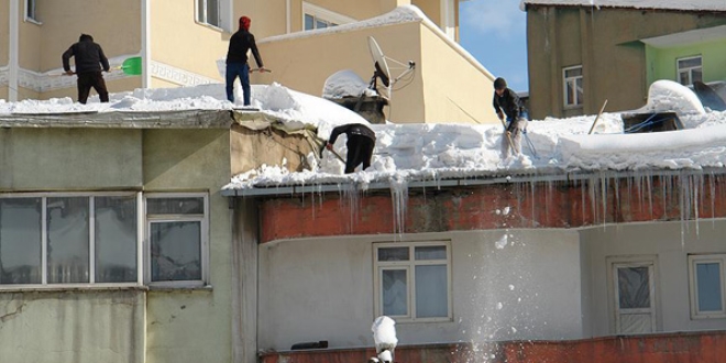 Çatı temizleyerek geçimlerini sağlıyorlar