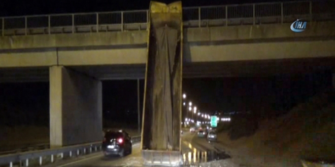 TEM'de damperi a��k kalan kamyon �st ge�ide �arpt�