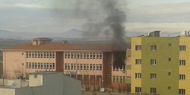 Şırnak'ta teröristler 3 okulu ateşe verdi