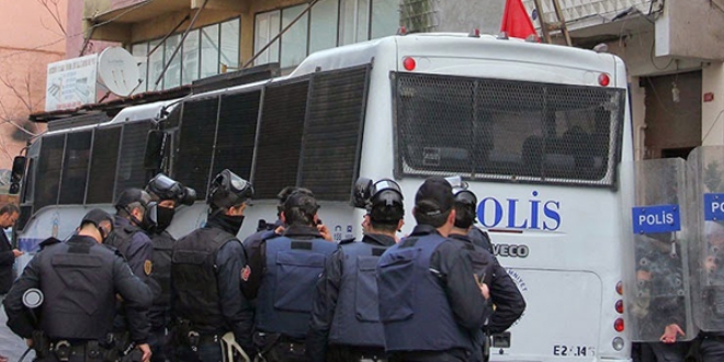 Küçükçekmece'de polis aracına molotoflu saldırı