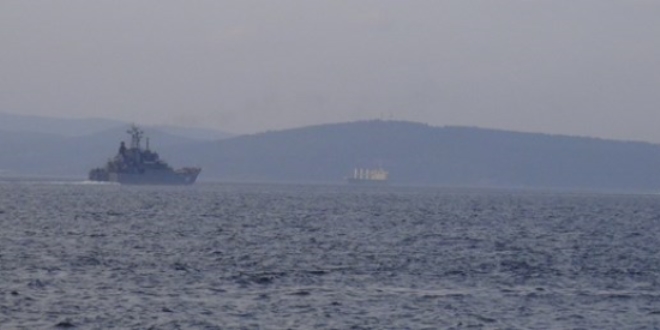 Rus askeri gemileri Çanakkale Boğazı'ndan geçti