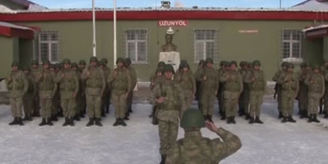 Bayrak donduran soğukta nöbet
