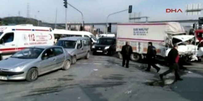 İstanbul'da kamyonetle otobüs çarpıştı: 10 yaralı