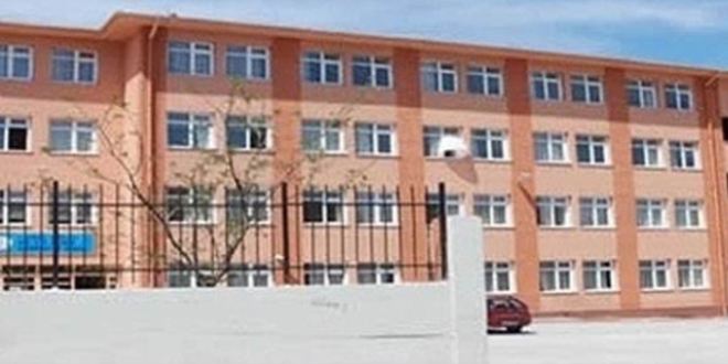 İstanbul'da okul bahçesine atılan cisim patladı