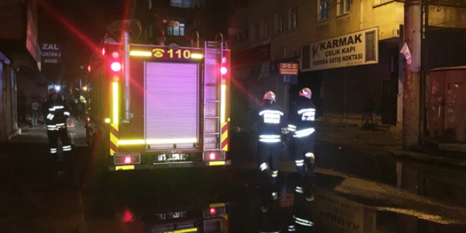 Diyarbakır'da yol kapatan teröristler araç yaktı