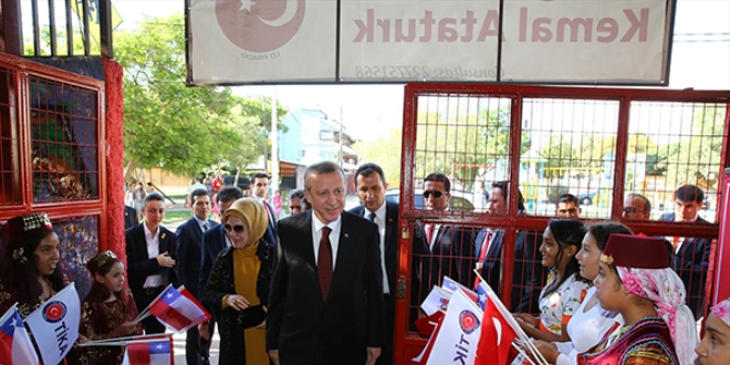 Cumhurbaşkanı, Şili'de ilkokul ziyaret etti