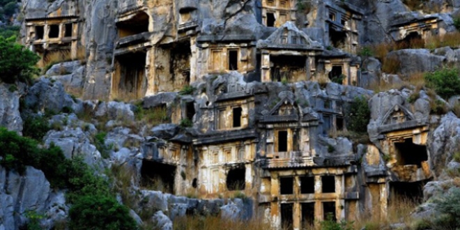 Demre'de hortumun zararı 11 milyon lirayı geçti