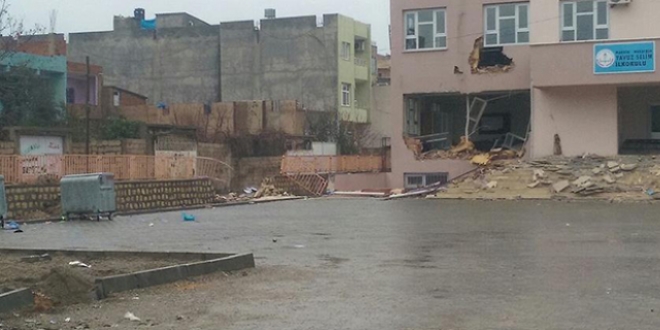 PKK'lılar iş makinesiyle okulu yıkmaya çalıştı
