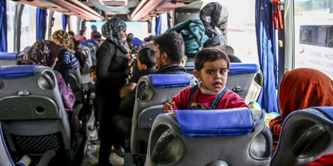 Suriyeli ailelerin Türkiye'ye geçişleri sürüyor