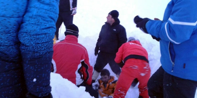 Erzurum'da ��� alt�nda kalan 2 ki�i kurtar�ld�