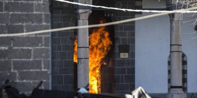 Ter�ristler �s olarak kulland�klar� camiyi yakarak ka�t�