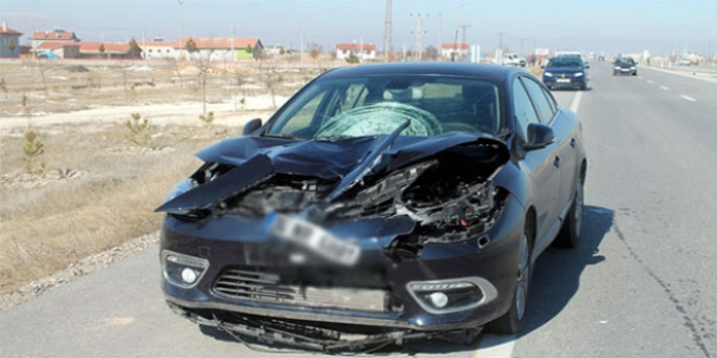 Otomobilin �arpt��� k�z �ocu�u �ld�