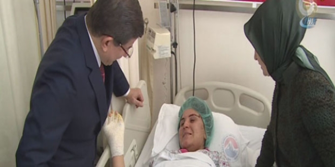 Davutoğlu, Çınar'daki saldırıda yaralanan şehit eşini ziyaret etti