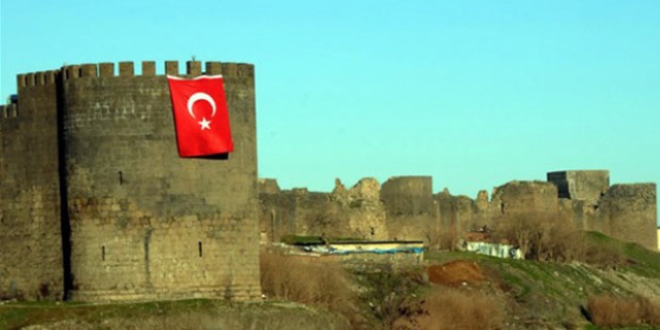 Dev T�rk bayraklar� as�ld�