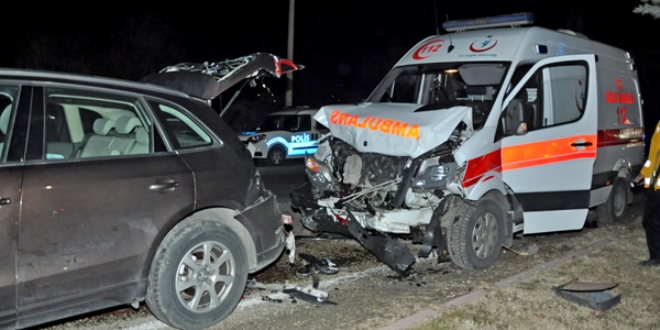 Aksaray'da ambulans ile otomobil çarpıştı: 4 yaralı