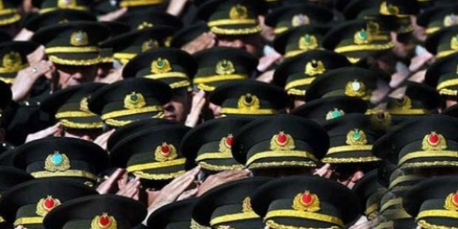 İhraç edilen 30 asker göreve iade edildi