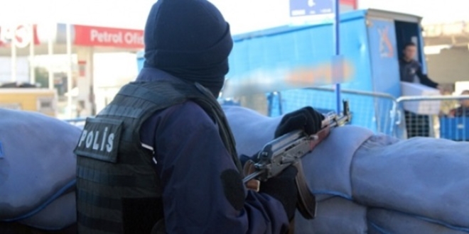 Güvenlik güçlerine saldırı: 3 polis yaralı