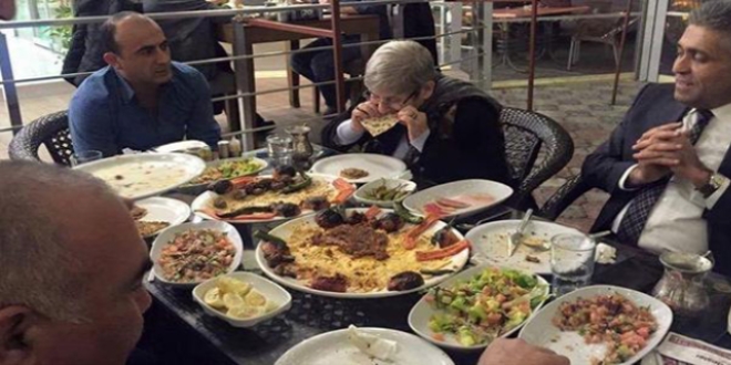 Canan Karatay Lahmacun yedi, sosyal medya yıkıldı