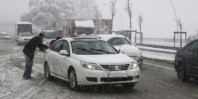 Ankara'da yağan kar trafikte aksamalara neden oldu
