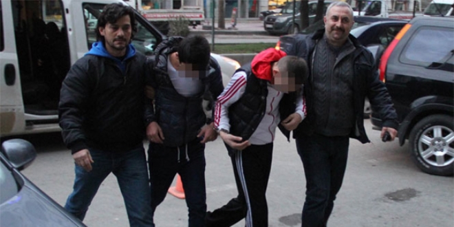 Hastane otoparkındaki araçların lastiklerini kesen zanlılar yakalandı