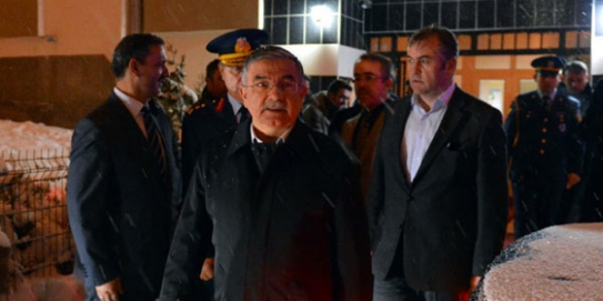 Milli Savunma Bakanı Yılmaz, şehit ailesini ziyaret etti