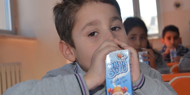 Öğrencilere okul sütü dağıtıldı