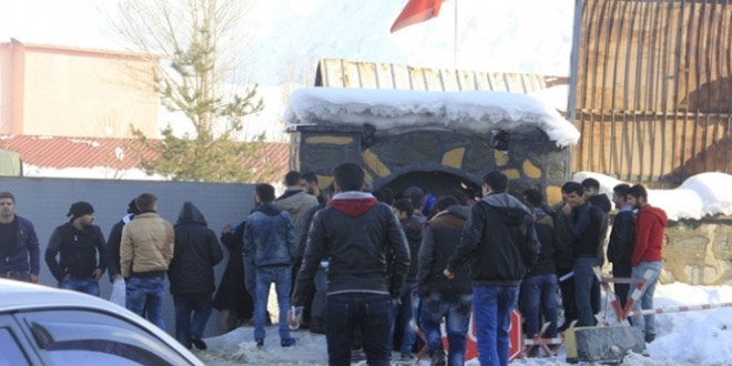 Hakkarili gençler askerlik için kuyrukta