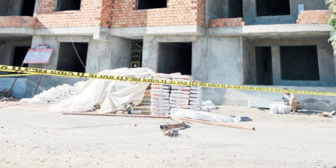 �zerine asans�r kabini d��en i��i �ld�