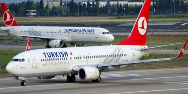 Hareket halindeki uçağın altından otomobil geçti/Video