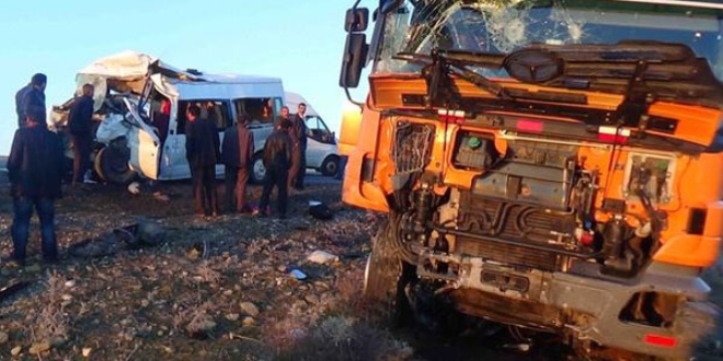 Kaza'da ölen 2'si öğrenci 5 kişinin cenazesi defnedildi