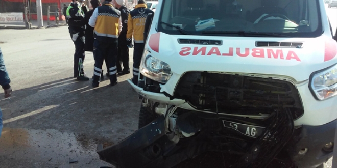 Otomobil ile ambulans çarpıştı: 4 yaralı