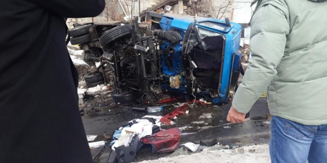 Erzurum'da feci kaza: 3 ölü, 2 yaralı
