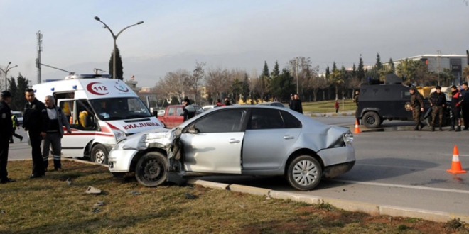 Otomobil, zırhlı polis aracıyla çarpıştı: 6 yaralı
