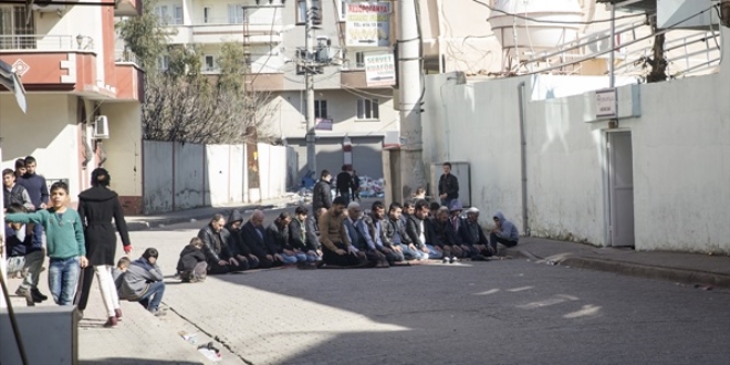 Cizre'de cuma namazı sokakta kılındı