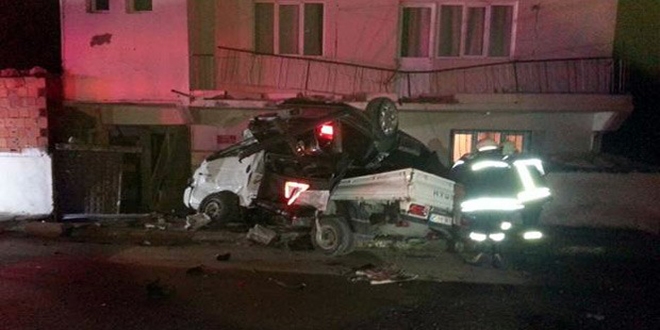 Otomobil, kamyonet ve evin balkonuna çarptı: 3 ölü