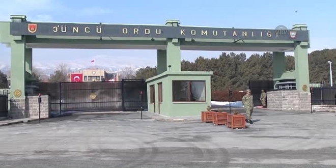 Davutoğlu, 3. Ordu Komutanlığını ziyaret etti