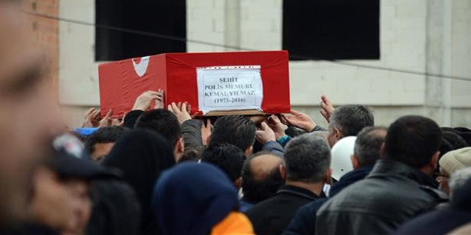 Tedavi gördüğü hastanede şehit olan polis toprağa verildi