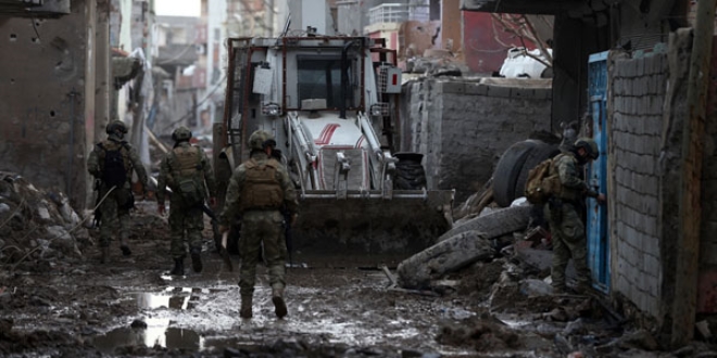 Cizre'de sokaklar el yapımı patlayıcılardan temizleniyor