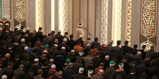 Görmez, sabah namazını gençlerle kıldı