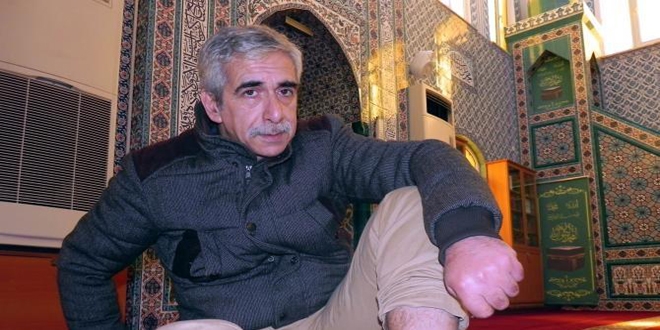 Cezasının son günlerini camide temizlik yaparak geçiriyor