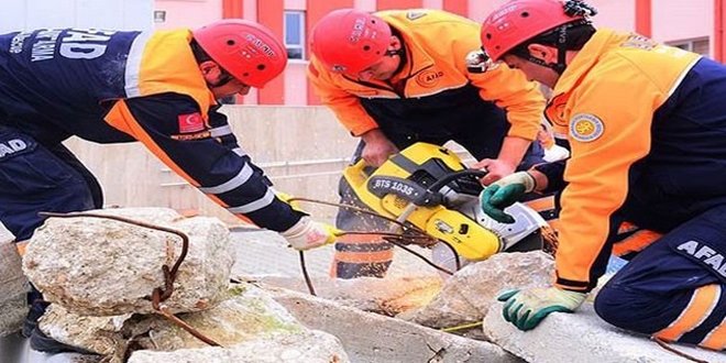 Siirt'te iki katlı ev çöktü: 3 ölü, 2 yaralı