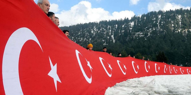 Zirvede şehitler için 150 metrelik Türk bayrağı açıldı