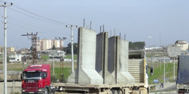Sınıra 3 metrelik beton duvar örülüyor