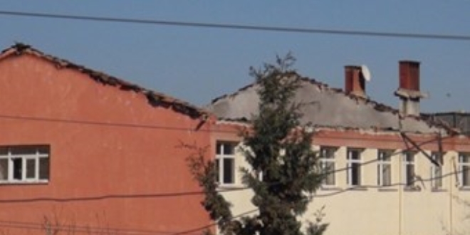 Teröristler yine okul yaktı