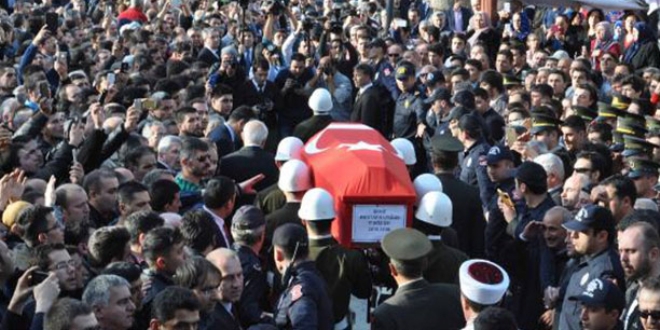 Ka�ak��lar�n �ehit etti�i Er Uy�un, topra�a verildi