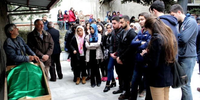 Kalp krizi geçiren öğretmen hayatını kaybetti